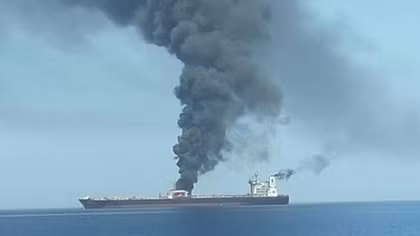 Siêu tàu chở dầu Iran trúng tên lửa ngoài khơi Arab Saudi