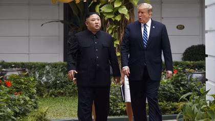 Tổng thống Trump và Chủ tịch Kim đi dạo trong khách sạn Metropole