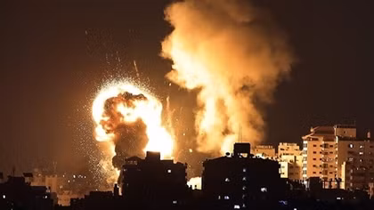 Rợn người khoảnh khắc chung cư 13 tầng đổ sập vì tên lửa Israel