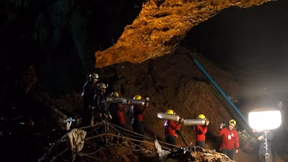 Thế giới vỡ òa chúc mừng Thái Lan giải cứu thành công đội bóng nhí