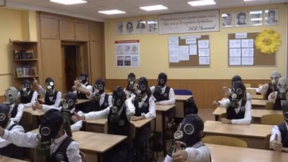Số ca COVID-19 tăng chóng mặt, học sinh Nga đeo mặt nạ phòng độc tới lớp