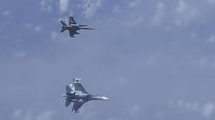 Su-27 Nga chao cánh làm lộ vũ khí, xua đuổi chiến đấu cơ NATO