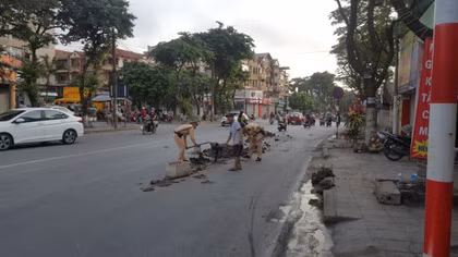 CSGT Thủ đô dọn sạch đường phố giúp người dân lưu thông an toàn từ mờ sáng