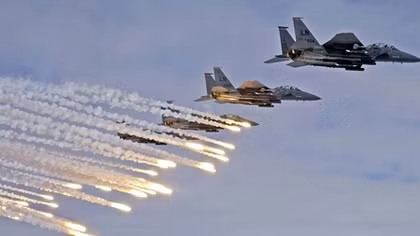 Israel ồ ạt không kích Syria giữa lúc căng thẳng