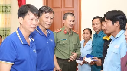Sẻ chia yêu thương nơi vùng lũ xứ Nghệ