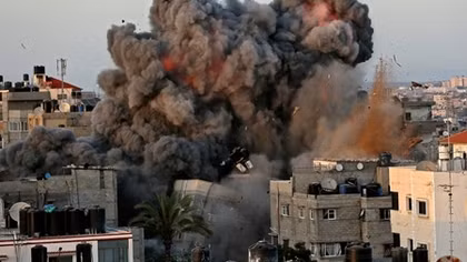 Israel dội bom san phẳng nhà máy vũ khí Hamas