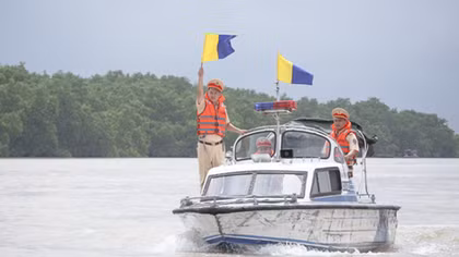 CSGT cứu giúp nữ thuyền trưởng bị ngất khi đang chạy tàu trên sông Hồng