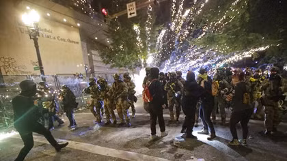  Đám đông bạo loạn Mỹ ném bom xăng molotov vào cảnh sát