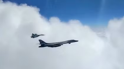 Siêu oanh tạc cơ B-1B Mỹ áp sát không phận Nga, bị MiG-31 và Su-35 săn đuổi