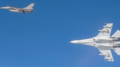 Su-27 Nga nghiêng cánh khoe vũ khí dọa F-16 NATO trên biển Baltic