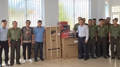 Công an cửa khẩu Phú Quốc đón nhận nhiều phần quà thiết thực