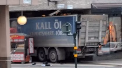 Xe tải lao điên cuồng vào đoàn người đi bộ tại Stockholm