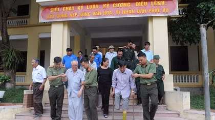Tuổi trẻ Cảnh vệ CAND thăm, tặng quà các gia đình chính sách tại Nghệ An