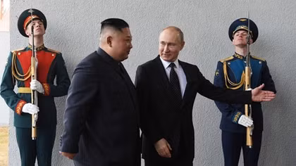 Chủ tịch Kim Jong-un tặng thanh kiếm quý cho Tổng thống Putin