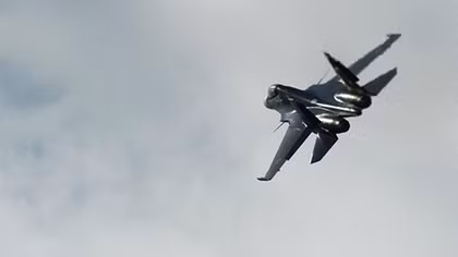 Nga điều tiêm kích Su-30 chặn máy bay Nhật Bản