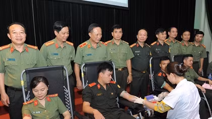 Tuổi trẻ Cảnh vệ CAND hiến máu tình nguyện vì đồng đội thân yêu