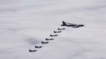 Oanh tạc cơ B-52 Mỹ và tiêm kích F-35 áp sát không phận Nga