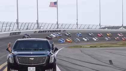 Ông Trump ngồi "Quái thú" dẫn đầu đoàn xe đua giải NASCAR