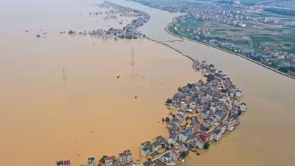 Trung Quốc "oằn mình" trong đợt mưa lũ lịch sử