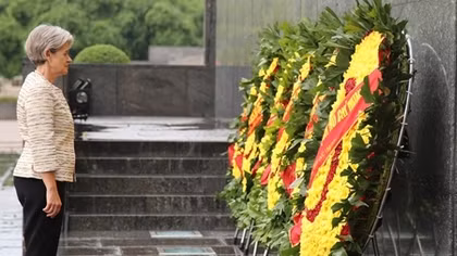 Tổng Giám đốc UNESCO vào Lăng viếng Chủ tịch Hồ Chí Minh