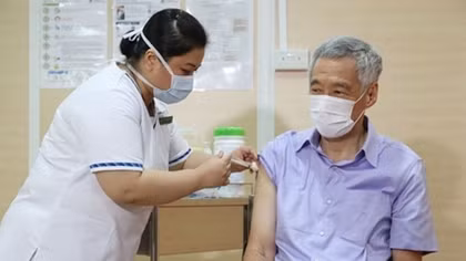 Thủ tướng Singapore Lý Hiển Long tiêm vaccine COVID-19