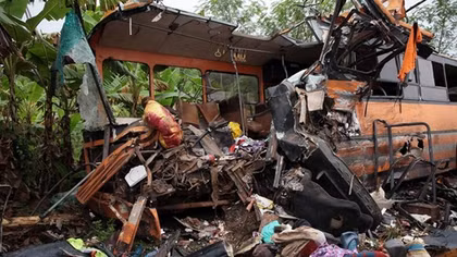 Hai xe bus đâm nhau trực diện, ít nhất 60 người chết
