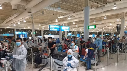 Hơn 300 người Việt từ Hàn Quốc và Canada về nước