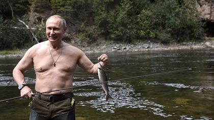 Tổng thống Putin làm cộng đồng mạng sôi sục khi mình trần câu cá ở Siberia