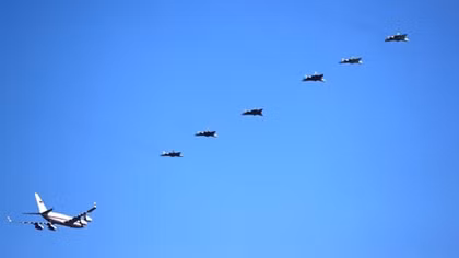 6 siêu tiêm kích Su-57 hộ tống ông Putin đến xem tên lửa Kinzhal