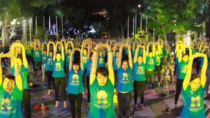 Hơn 1.000 người đồng diễn kỷ niệm Ngày quốc tế Yoga tại Hà Nội