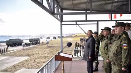 Tổng thống Putin nói gì khi chứng kiến 300.000 binh sĩ tập trận?