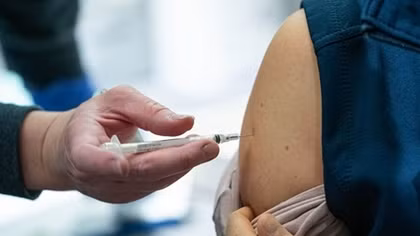 Nga tiêm Sputnik V cùng vaccine phương Tây để tăng hiệu quả