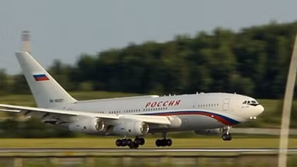 Điện Kremlin từ chối lí giải việc chuyên cơ của Putin bay đường vòng tới Đức