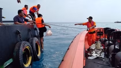 Tìm thấy hộp đen máy bay Indonesia lao xuống biển