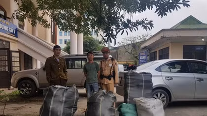 CSGT Thủ đô bắt xe chở gần 10.000 khẩu trang không rõ nguồn gốc