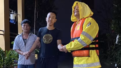 CSGT cứu sống thanh niên đuối nước trên sông Hồng trong đêm mưa 