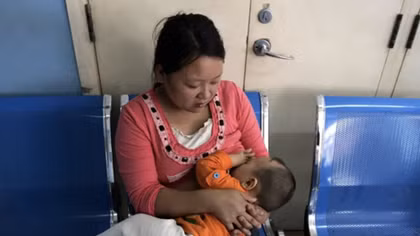 Nghiên cứu mới: Sữa mẹ có thể diệt COVID-19