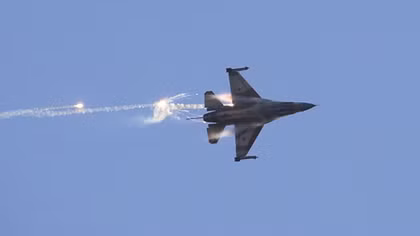 Phòng không Syria bắn tên lửa trúng máy bay Israel