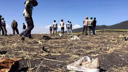 Mảnh vỡ, đồ dùng nằm la liệt tại hiện trường vụ rơi máy bay Ethiopia