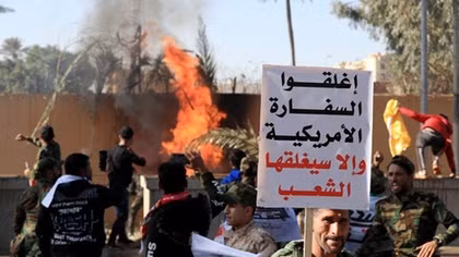 Người biểu tình Iraq xô tường, đốt phá sứ quán Mỹ ở Baghdad