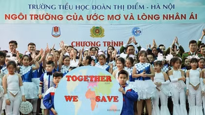Học viên Cảnh sát môi trường hướng dẫn học sinh "tái sinh" rác thải nhựa