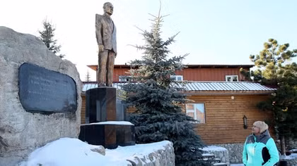 Tổng thống Putin được tạc tượng nhìn ra đỉnh núi tuyết