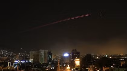 Căn cứ không quân Syria bị tấn công tên lửa ồ ạt trong đêm