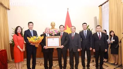 Trao Huân chương Hữu nghị tặng Cố vấn đặc biệt của Thủ tướng Nhật Bản