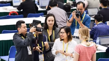 Không khí tác nghiệp sôi động tại Trung tâm Báo chí APEC ngày khai mạc 