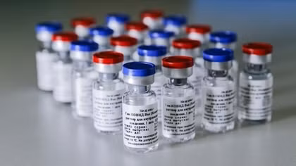 Nga về sau phương Tây trong cuộc đua tiêm chủng vaccine COVID-19