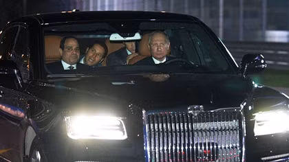 Ông Putin trổ tài lái siêu xe đưa Tổng thống Ai Cập vào đường đua F1