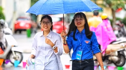 Thời tiết mát mẻ, sĩ tử Hà thành tự tin bước vào phòng thi Toán