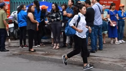 Thí sinh chạy như bay vào phòng thi vì muộn giờ