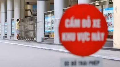 Phụ huynh ra về, các điểm thi vắng ngắt sau giờ làm bài
